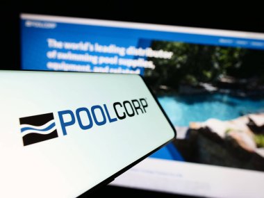 Stuttgart, Almanya - 08-06-2023: Amerikan Pool Corporation (POOLCORP) şirketinin logosu olan cep telefonu iş sitesinin önünde ekranda. Telefon ekranının merkezine odaklan.