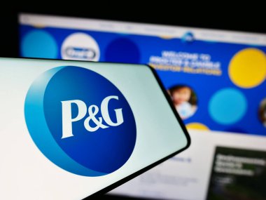 Stuttgart, Almanya - 08-06-2023: Amerikan şirketi The Procter Gamble Company 'nin logosunun bulunduğu cep telefonu web sitesinin önünde ekranda. Telefon ekranının merkez soluna odaklan.