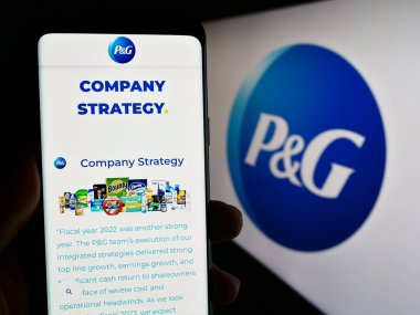 Stuttgart, Almanya - 08-06-2023: Amerikan şirketi The Procter Gamble Company 'nin web sayfası olan cep telefonu logosu önünde ekranda. Telefon ekranının merkezine odaklan.