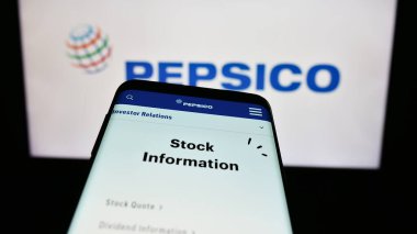 Stuttgart, Almanya - 08-06-2023: ABD 'li içecek ve abur cubur şirketi PepsiCo Inc.' in web sitesine sahip akıllı telefon iş logosu önünde ekranda. Telefon ekranının sol üst kısmına odaklan.
