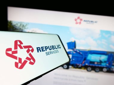 Stuttgart, Almanya - 08-06-2023: Web sitesinin önünde ekranda ABD 'li atık imha şirketi Republic Services Inc.' in logosunun bulunduğu cep telefonu. Telefon ekranının merkez soluna odaklan.