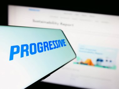 Stuttgart, Almanya - 08-06-2023: Amerikan sigorta şirketi The Progressive Corporation 'ın logosuna sahip akıllı telefon web sitesinin önünde ekranda. Telefon ekranının soluna odaklan.