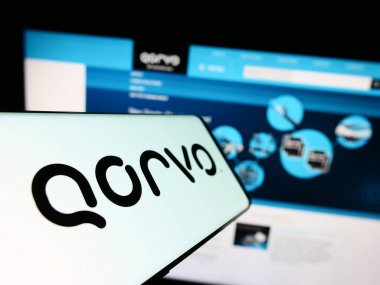 Stuttgart, Almanya - 08-06-2023: Amerikan yarı iletken şirketi Qorvo Inc. 'in logosunu taşıyan cep telefonu iş sitesinin önünde ekranda. Telefon ekranının merkez soluna odaklan.