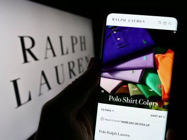 Stuttgart, Almanya - 08-06-2023: ABD 'li moda şirketi Ralph Lauren Corporation' ın internet sayfası olan cep telefonu logosu önünde ekranda. Telefon ekranının merkezine odaklan.