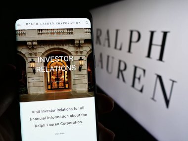 Stuttgart, Almanya - 08-06-2023: ABD 'li moda şirketi Ralph Lauren Corporation' ın internet sayfası ile akıllı telefon taşıyan kişi logolu ekranda. Telefon ekranının merkezine odaklan.
