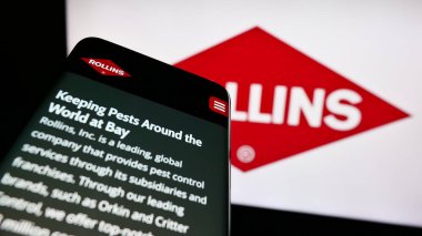 Stuttgart, Almanya - 08-07-2023: ABD 'li haşere kontrol şirketi Rollins Inc.' in web sayfalı cep telefonu iş logosu önünde ekranda. Telefon ekranının sol üst kısmına odaklan.