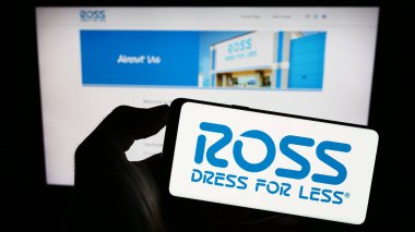 Stuttgart, Almanya - 08-07-2023: Web sitesinin önünde ekranda ABD 'li perakende şirketi Ross Stores Inc.' in logosunu taşıyan kişi. Telefon ekranına odaklan.