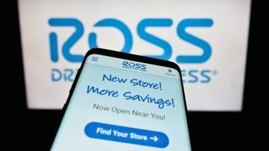 Stuttgart, Almanya - 08-07-2023: Smartphone ve ABD 'li perakende şirketi Ross Stores Inc.' in web sayfası iş logosu önünde ekranda. Telefon ekranının sol üst kısmına odaklan.