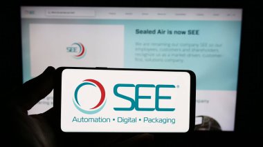 Stuttgart, Almanya - 08-07-2023: ABD 'li ambalaj şirketi Sealed Air Corporation' ın (GDA) logosunu taşıyan kişi web sitesi önünde ekranda. Telefon ekranına odaklan.