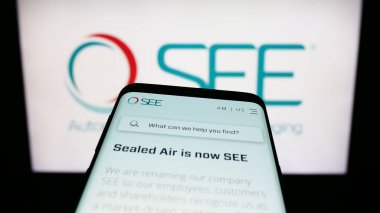 Stuttgart, Almanya - 08-07-2023: ABD 'li ambalaj şirketi Sealed Air Corporation' ın (GDA) web siteli akıllı telefon logonun önünde ekranda. Telefon ekranının sol üst kısmına odaklan.