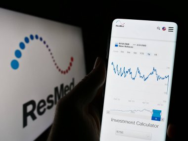Stuttgart, Almanya - 08-07-2023: ABD 'li tıbbi ekipman şirketi ResMed Inc.' in web sayfası olan cep telefonu logonun önünde ekranda. Telefon ekranının merkezine odaklan.