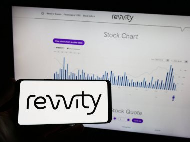 Stuttgart, Almanya - 08-07-2023: Amerikan yaşam bilimleri şirketi Revvity Inc. 'in logosuna sahip cep telefonu web sayfasının önünde ekranda. Telefon ekranına odaklan.