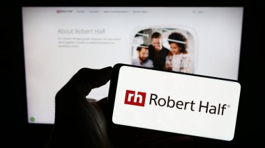 Stuttgart, Almanya - 08-07-2023: Amerikan Robert Half International Inc. şirketinin logosunun bulunduğu cep telefonu web sayfası önünde ekranda. Telefon ekranına odaklan.