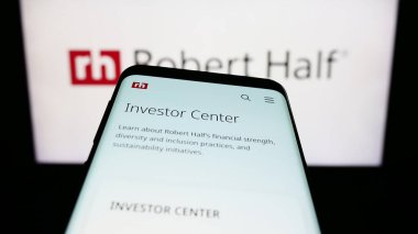 Stuttgart, Almanya - 08-07-2023: ABD 'li Robert Half International Inc. şirketinin web sayfası iş logosu önünde ekranda. Telefon ekranının sol üst kısmına odaklan.