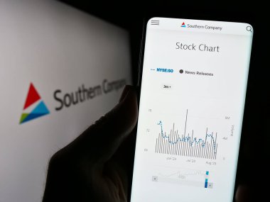 Stuttgart, Almanya - 08-08-2023: ABD kamu hizmetleri şirketi Southern Company 'nin web sitesi olan cep telefonu logosu önünde ekranda. Telefon ekranının merkezine odaklan.