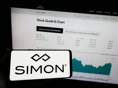 Stuttgart, Almanya - 08-08-2023: ABD 'li emlak şirketi Simon Property Group Inc.' in logosunun bulunduğu cep telefonu web sayfası önünde ekranda. Telefon ekranına odaklan.