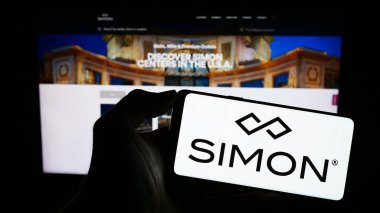 Stuttgart, Almanya - 08-08-2023: ABD 'li emlak şirketi Simon Property Group Inc.' in logosunun bulunduğu cep telefonu web sayfası önünde ekranda. Telefon ekranına odaklan.