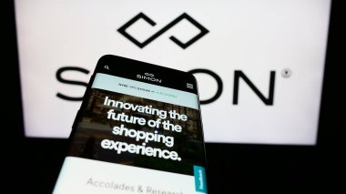 Stuttgart, Almanya - 08-08-2023: ABD 'li emlak şirketi Simon Property Group Inc.' in web sayfası logo önünde ekranda. Telefon ekranının sol üst kısmına odaklan.