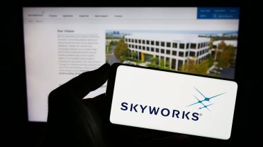Stuttgart, Almanya - 08-08-2023: İnternet sitesi önünde ekranda yarı iletken bir şirket olan Skyworks Solutions Inc. 'in logosuna sahip kişi görülüyor. Telefon ekranına odaklan.
