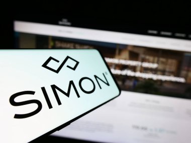 Stuttgart, Almanya - 08-08-2023: Web sitesinin önünde ekranda Amerikalı emlak şirketi Simon Property Group Inc. 'in logosunun olduğu cep telefonu. Telefon ekranının soluna odaklan.