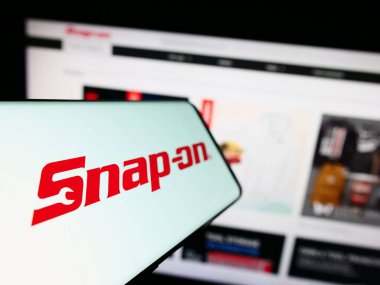 Stuttgart, Almanya - 08-08-2023: İnternet sitesinin önünde Snap-on Anonim Şirketi logosu bulunan cep telefonu. Telefon ekranının merkez soluna odaklan.