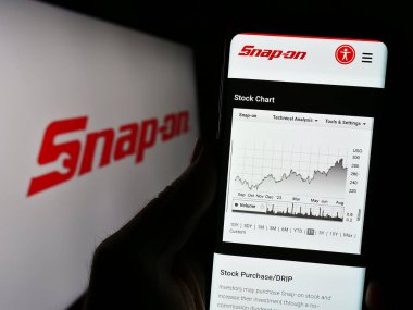 Stuttgart, Almanya - 08-08-2023: ABD 'li araç şirketi Snap-on Anonim Şirketi' nin web sayfası olan cep telefonu logonun önünde ekranda. Telefon ekranının merkezine odaklan.