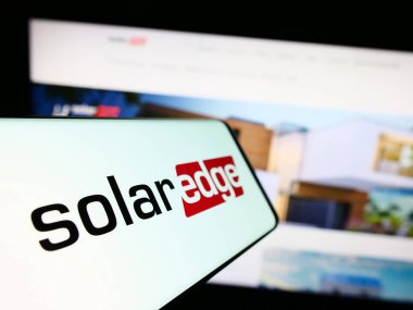 Stuttgart, Almanya - 08-08-2023: İsrailli SolarEdge Technologies Inc. şirketinin logosu olan cep telefonu iş dünyasının web sitesinin önünde ekranda. Telefon ekranının merkez soluna odaklan.
