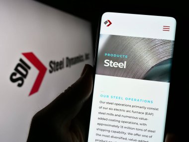 Stuttgart, Almanya - 08-09-2023: ABD 'li çelik üreticisi Steel Dynamics Inc.' in web sayfası olan cep telefonu logonun önünde ekranda. Telefon ekranının merkezine odaklan.