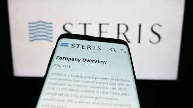 Stuttgart, Almanya - 08-09-2023: İş logosu önünde ekranda tıbbi ekipman şirketi Steris plc 'in web sayfası bulunan cep telefonu. Telefon ekranının sol üst kısmına odaklan.