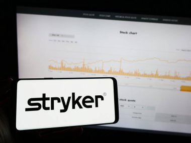 Stuttgart, Almanya - 08-09-2023: ABD 'li tıbbi teknoloji şirketi Stryker Corporation' ın logosunun bulunduğu cep telefonu web sayfası önünde ekranda. Telefon ekranına odaklan.