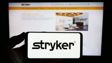 Stuttgart, Almanya - 08-09-2023: ABD 'li tıbbi teknoloji şirketi Stryker Corporation' ın logosunun bulunduğu cep telefonu web sayfası önünde ekranda. Telefon ekranına odaklan.