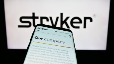 Stuttgart, Almanya - 08-09-2023: ABD 'li tıbbi teknoloji şirketi Stryker Corporation' ın web sitesiyle birlikte logo önünde ekranda. Telefon ekranının sol üst kısmına odaklan.
