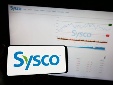 Stuttgart, Almanya - 08-09-2023: Amerikan toptan satış şirketi Sysco Corporation 'ın logosunun bulunduğu cep telefonu web sayfası önünde ekranda. Telefon ekranına odaklan.