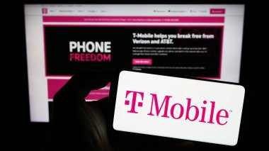 Stuttgart, Almanya - 08-09-2023: Telekomünikasyon şirketi T-Mobile US Inc. 'in logosuna sahip cep telefonu iş sayfasının önünde ekranda. Telefon ekranına odaklan.