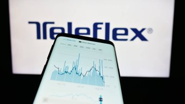 Stuttgart, Almanya - 08-11-2023: ABD 'li tıbbi cihaz şirketi Teleflex Incorporated' in web sitesi ile birlikte cep telefonu logo önünde ekranda. Telefon ekranının sol üst kısmına odaklan.