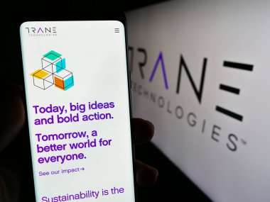 Stuttgart, Almanya - 08-11-2023: İrlandalı Trane Technologies plc şirketinin internet sayfası olan cep telefonu logosu önünde ekranda. Telefon ekranının merkezine odaklan.