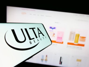 Stuttgart, Almanya - 08-11-2023: İnternet sitesinin önünde ekranda Amerikan kozmetik perakende şirketi Ulta Beauty Inc. 'in logosu bulunan cep telefonu. Telefon ekranının merkezine odaklan.