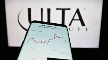Stuttgart, Almanya - 08-11-2023: ABD 'li kozmetik perakende şirketi Ulta Beauty Inc.' in web sitesiyle birlikte cep telefonu iş logosu önünde ekranda. Telefon ekranının sol üst kısmına odaklan.