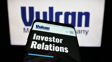 Stuttgart, Almanya - 08-12-2023: İş logosu önünde ekranda Vulcan Material Company 'nin web sayfası bulunan cep telefonu. Telefon ekranının sol üst kısmına odaklan.