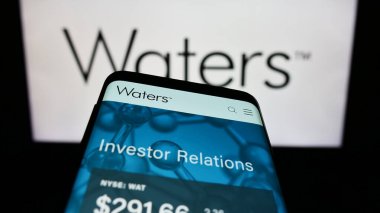 Stuttgart, Almanya - 08-12-2023: ABD 'li yaşam bilimleri şirketi Waters Corporation' ın web sayfalı akıllı telefon iş logosu önünde ekranda. Telefon ekranının sol üst kısmına odaklan.