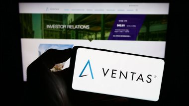 Stuttgart, Almanya - 08-12-2023: Amerikan emlak şirketi Ventas Inc. 'nin logosunun bulunduğu cep telefonu sahibi kişi iş sayfasının önünde ekranda. Telefon ekranına odaklan.