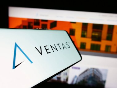 Stuttgart, Almanya - 08-12-2023: Amerikan emlak şirketi Ventas Inc. 'nin logosunun yer aldığı cep telefonu iş sitesinin önünde ekranda. Telefon ekranının merkez soluna odaklan.
