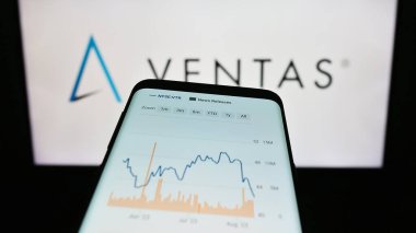 Stuttgart, Almanya - 08-12-2023: ABD 'li emlak şirketi Ventas Inc.' nin web sitesi ile birlikte ticari logo önünde ekranda. Telefon ekranının sol üst kısmına odaklan.