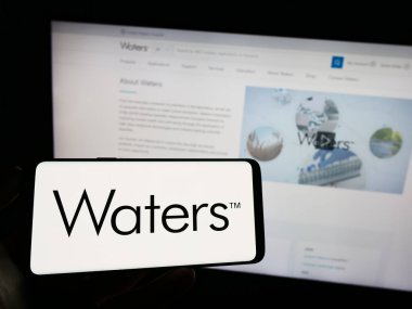 Stuttgart, Almanya - 08-12-2023: Amerikan yaşam bilimleri şirketi Waters Corporation 'ın logosu olan cep telefonu web sayfasının önünde ekranda. Telefon ekranına odaklan.