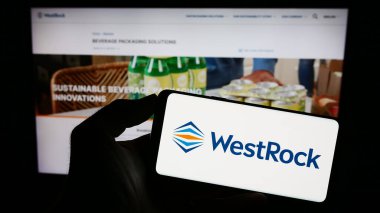 Stuttgart, Almanya - 08-12-2023: Amerikan ambalaj şirketinin logosunun bulunduğu cep telefonu web sayfasının önünde ekranda. Telefon ekranına odaklan.