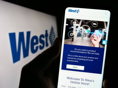 Stuttgart, Almanya - 08-12-2023: ABD 'li West Pharmaceutical Services Inc. şirketinin web sayfası logo ile ekranda. Telefon ekranının merkezine odaklan.