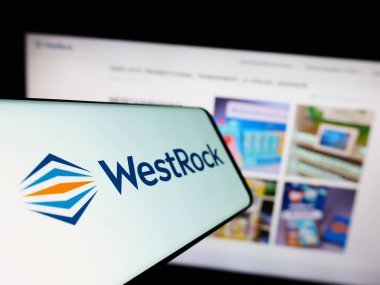 Stuttgart, Almanya - 08-12-2023: Web sitesinin önünde ekranda Amerikan ambalaj şirketi WestRock Şirketi logosu olan cep telefonu. Telefon ekranının merkez soluna odaklan.