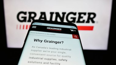 Stuttgart, Almanya - 08-12-2023: ABD 'li endüstriyel tedarik şirketi W.W. Grainger Inc.' in web sitesi logonun önünde ekranda. Telefon ekranının sol üst kısmına odaklan.