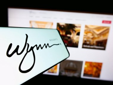 Stuttgart, Almanya - 08-12-2023: Amerikan konukseverlik şirketi Wynn Resorts Limited 'in logosuna sahip cep telefonu web sitesinin önünde ekranda. Telefon ekranının merkez soluna odaklan.