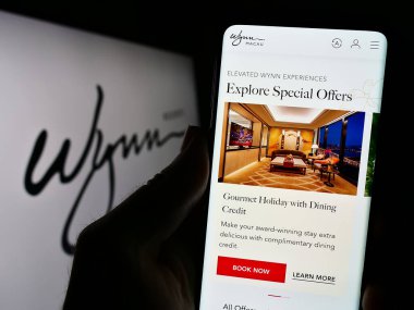 Stuttgart, Almanya - 08-12-2023: ABD 'li konukseverlik şirketi Wynn Resorts Limited' in web sayfası olan cep telefonu logonun önünde ekranda. Telefon ekranının merkezine odaklan.